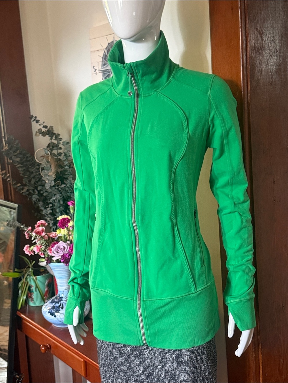 Lululemon size 10 Women's Green Full-Zip Jacket - Sleek Active Layer - Picture 2 of 8